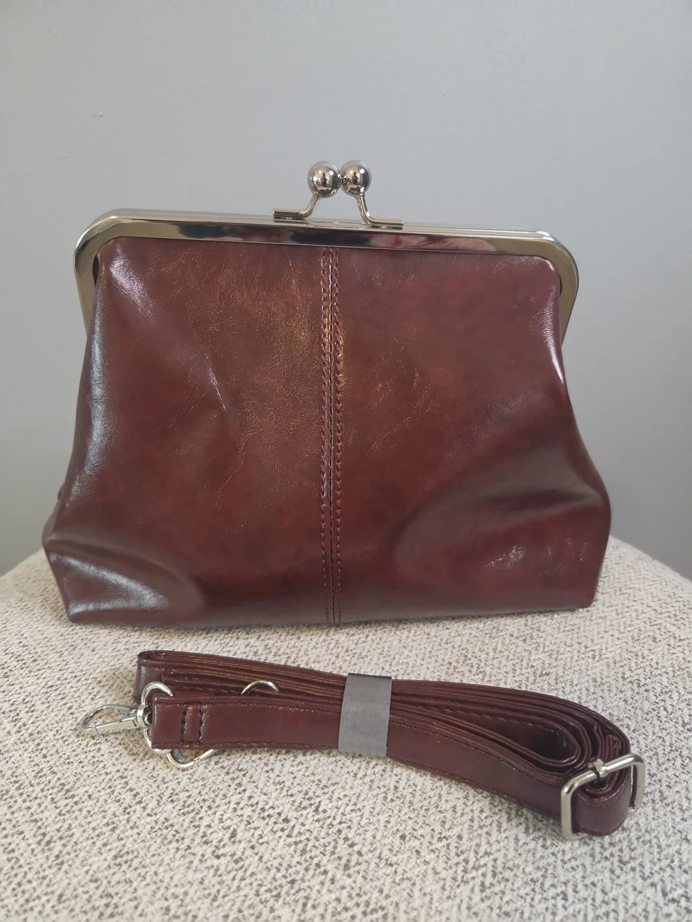 Women’s Vintage-Style Kiss-Lock Frame Bag
